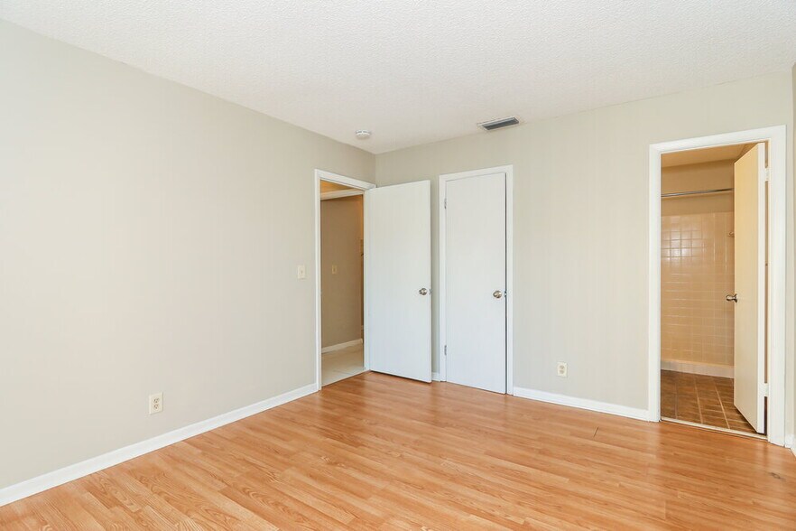 Building Photo - 9429 Saddlebrook Dr