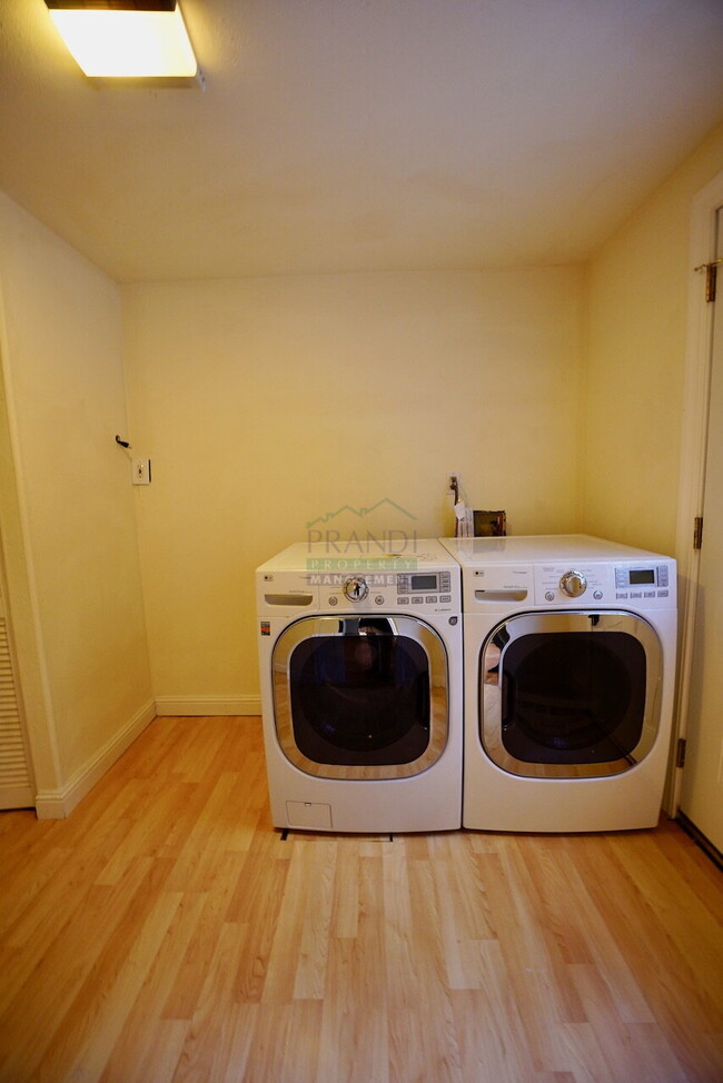 Building Photo - Available Now! 3 Bedroom San Rafael House