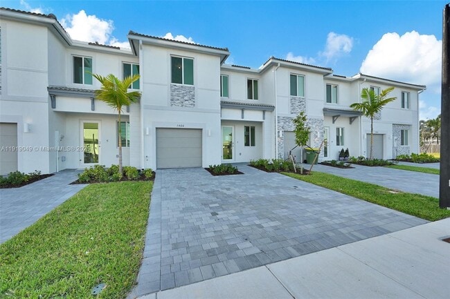 Building Photo - 1400 SE 6th Rd