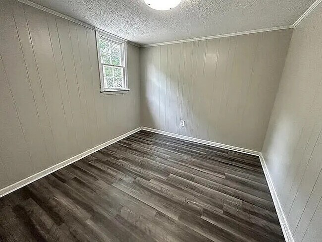 Building Photo - 3 Bedroom 1.5 Bathroom