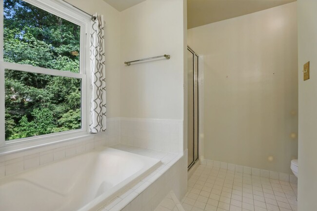 Building Photo - 14720 Peachwood Dr