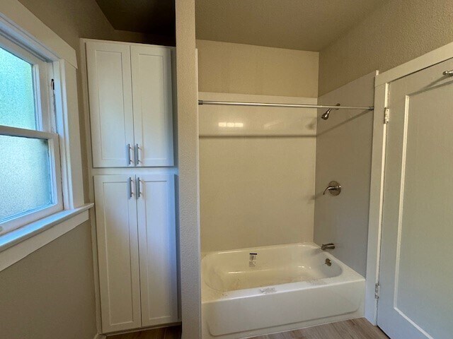 Building Photo - 2bd/1ba updated Midtown home
