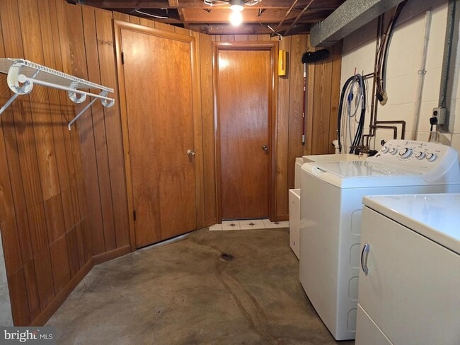 Building Photo - 25020 Oak Dr