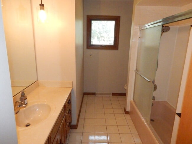 Building Photo - 1608 Martha Dr