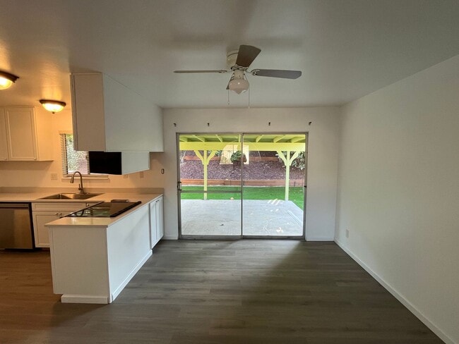 Building Photo - 4616 Laurelwood Dr