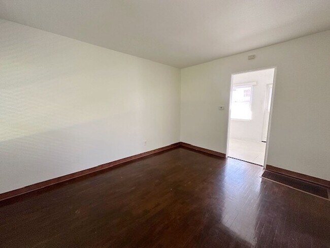 Building Photo - Charming Ocean Beach Attached Cottage Near...