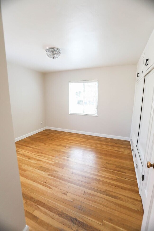 Building Photo - NEWLY LISTED $2,600 PER MONTH - GORGEOUS 3...