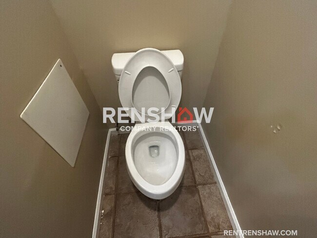 Building Photo - 392 Main St