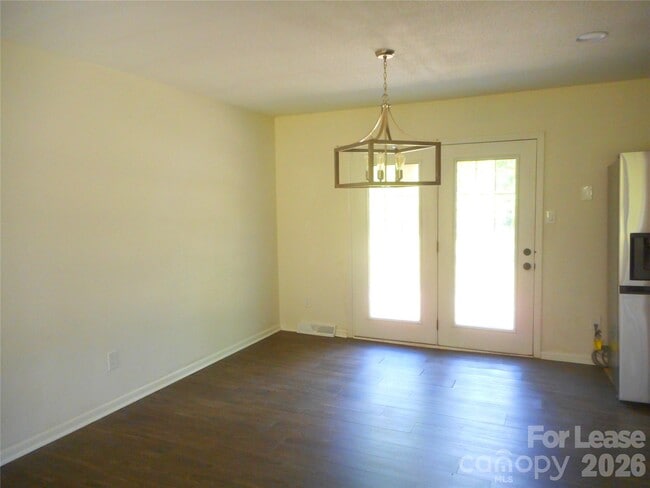 Building Photo - 733 Catawba Cir N