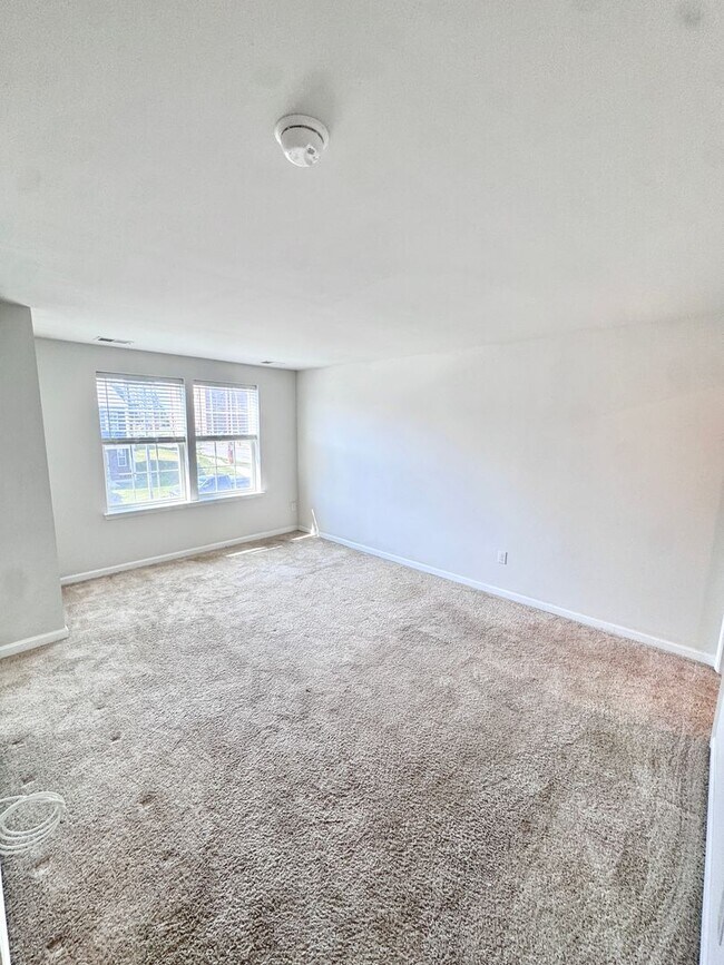 Building Photo - NEWER THREE BEDROOM TOWNHOME