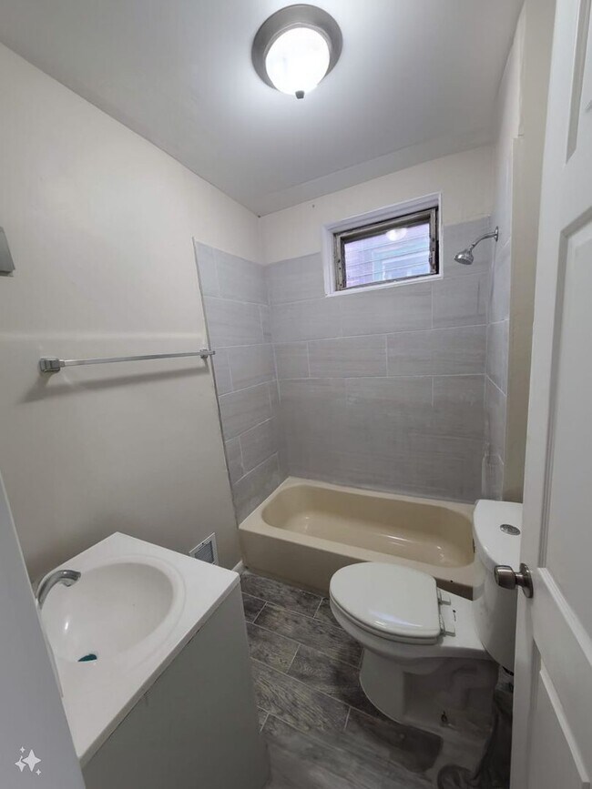 Building Photo - Large Upgraded Home! - Half off first months rent