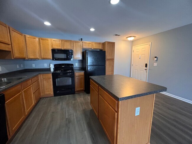 Building Photo - 2BR 2BA Condo with All Appliances Included