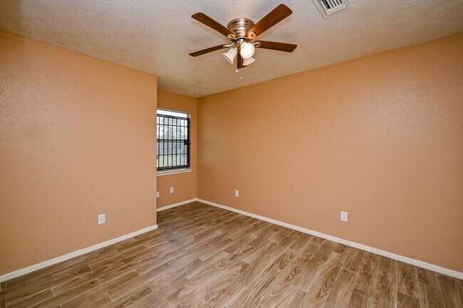 Building Photo - Nice 4 bd Rm Single Family Home
