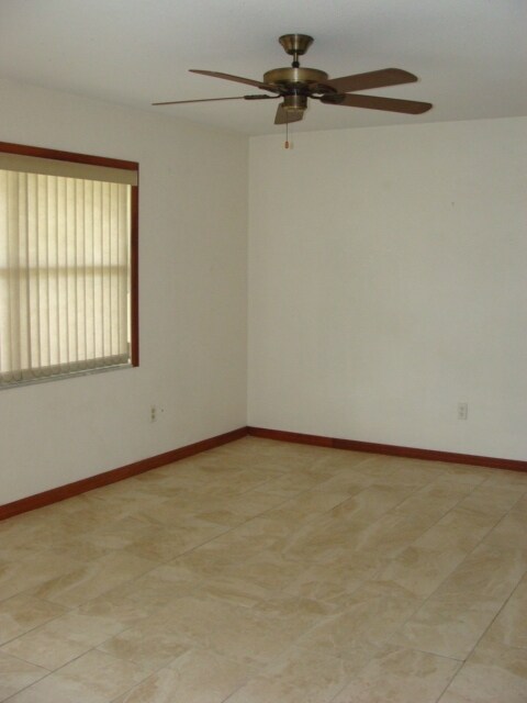 Building Photo - 2 Bed 1 bath Granite Countertops  Screen Porch Call Carole Arcaro Deltona Lakes Realty 386-216-4900