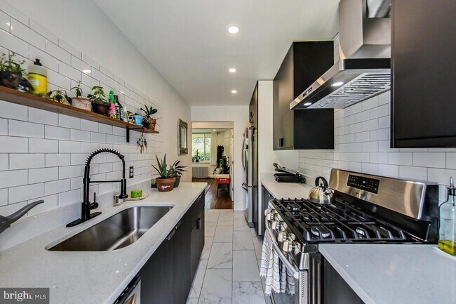 Building Photo - 213 Hawaii Ave NE