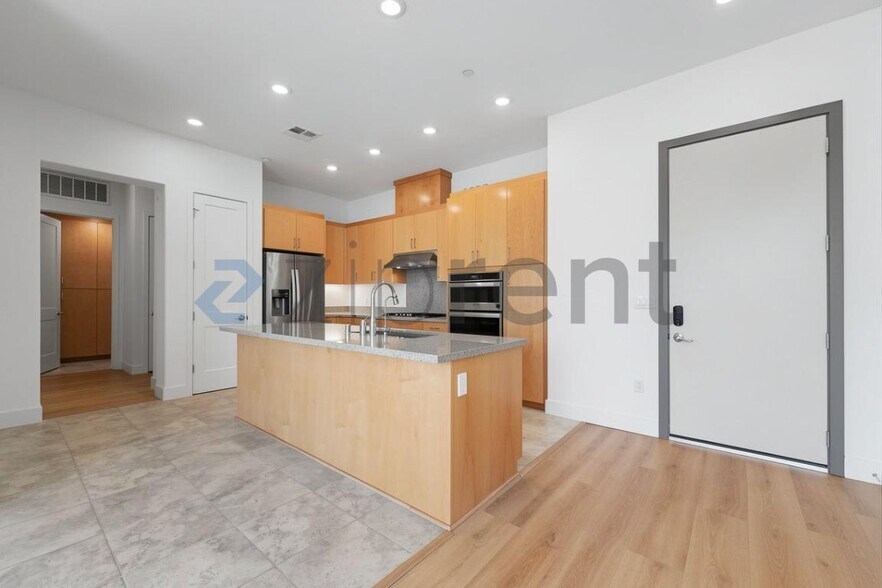 Building Photo - Unit 407