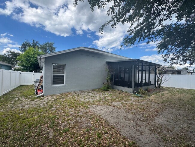 Building Photo - 4/2 in Gated Community near Tuskawilla Rd ~ Tile and Laminate Floors ~ Screened Patio ~  Communit...