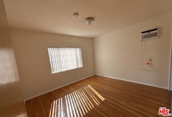 Building Photo - 1135 S Oakhurst Dr