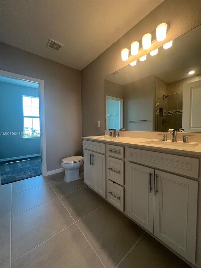 Building Photo - 12222 SW Myrtle Oak Dr