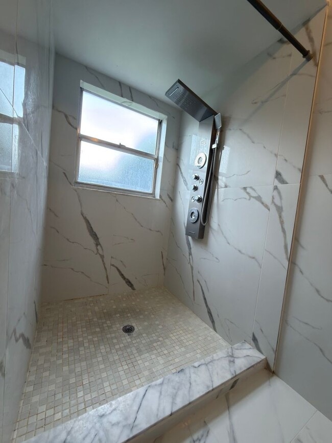 Building Photo - 9142 Sabal Palm Cir