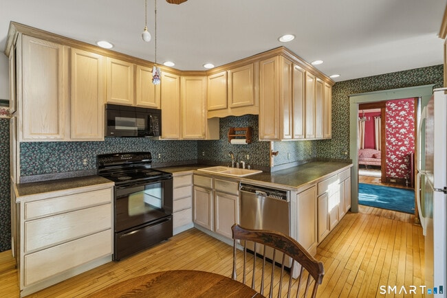 Building Photo - 87 Migeon Ave