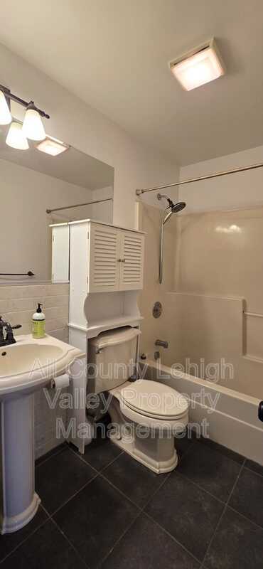 Building Photo - 5634 Grace Ave