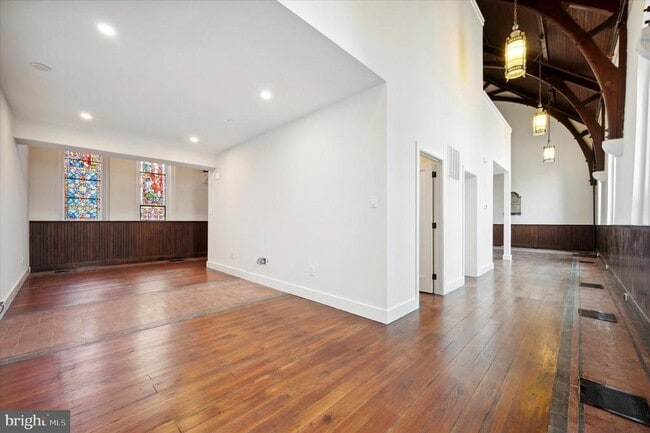 Building Photo - 430 York Rd