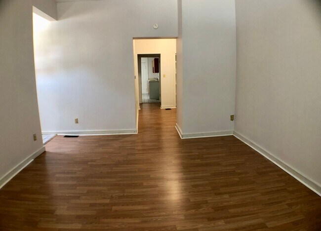 Building Photo - 1 Bed / 1 Bath on 10th Ave close to Wexner...