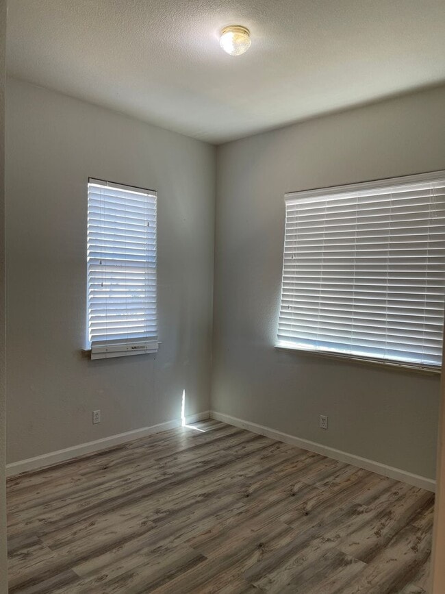 Building Photo - 5-Bedroom, 3-Bathroom Home for Rent on 1-A...