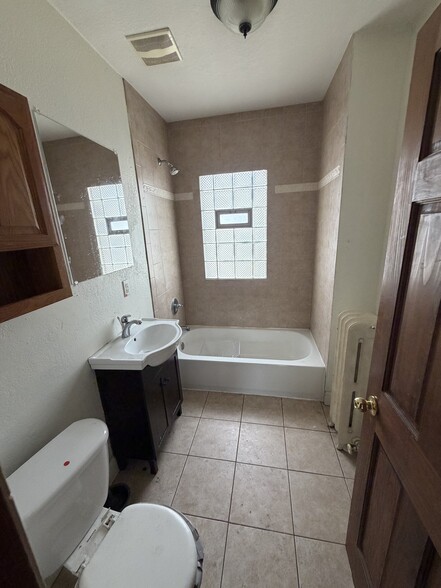 Bathroom - 1910 Lasalle St