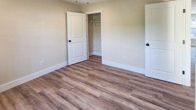 Building Photo - Knoxville 37921 - Brand New 3 Bedroom, 2 Full Bath Duplex Unit near downtown and Western Avenue -...
