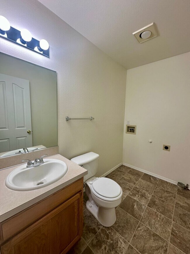 Building Photo - Large Three Bedroom Duplex in Keizer