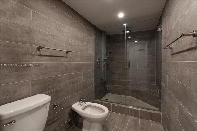 Building Photo - 1450 Brickell Bay Dr