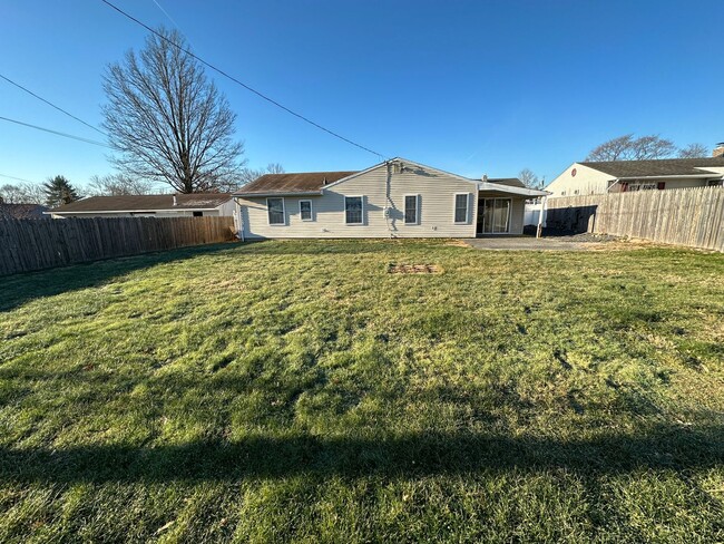 Building Photo - 4 bed 1.5 bath updated rancher new stainle...