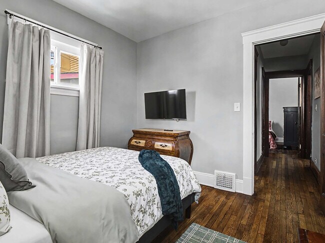 Building Photo - 10619 Bernard Ave