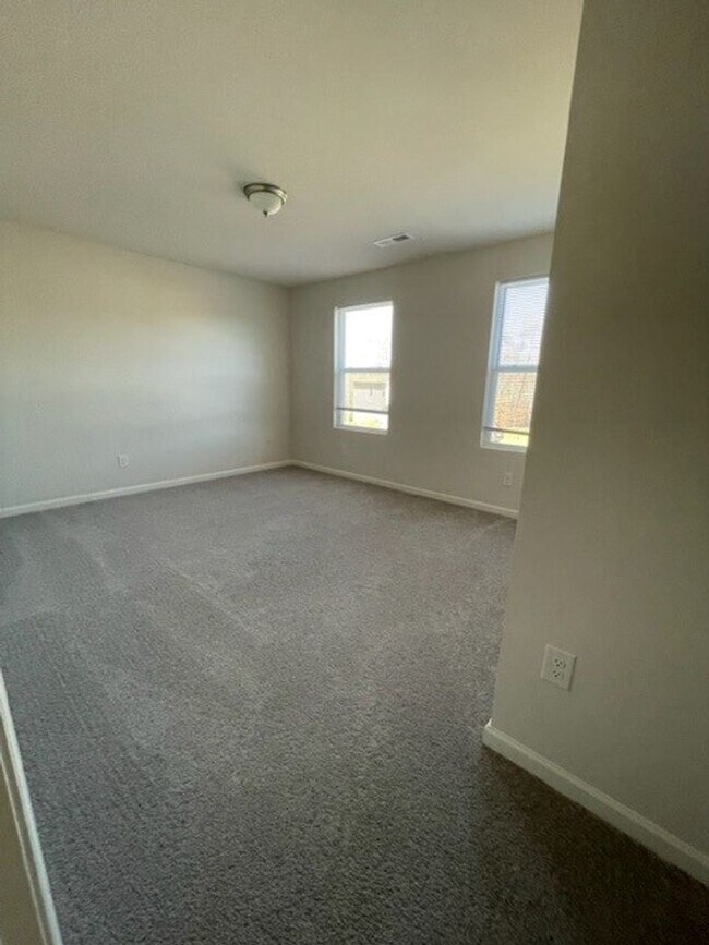 Building Photo - ****** HALF OFF FIRST FULL MONTH OF RENT!! ******