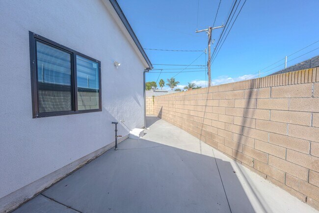 Building Photo - 5821 View Cir