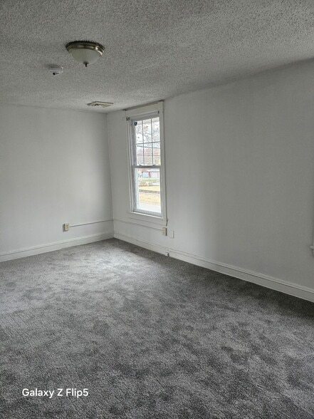 Building Photo - 407 W Broad St