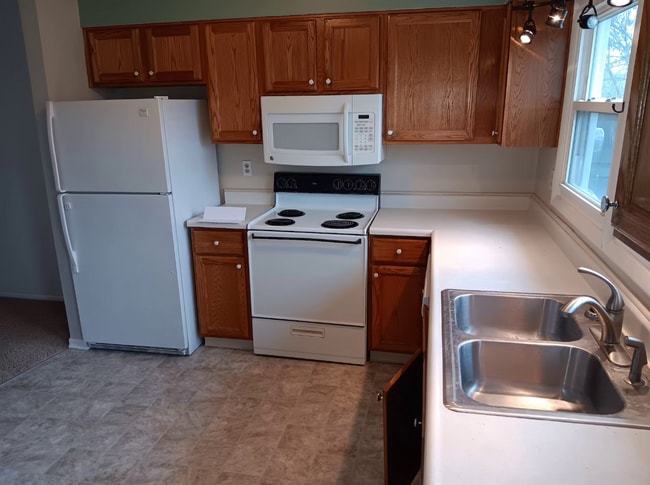 Building Photo - 209 W Green Meadows Dr