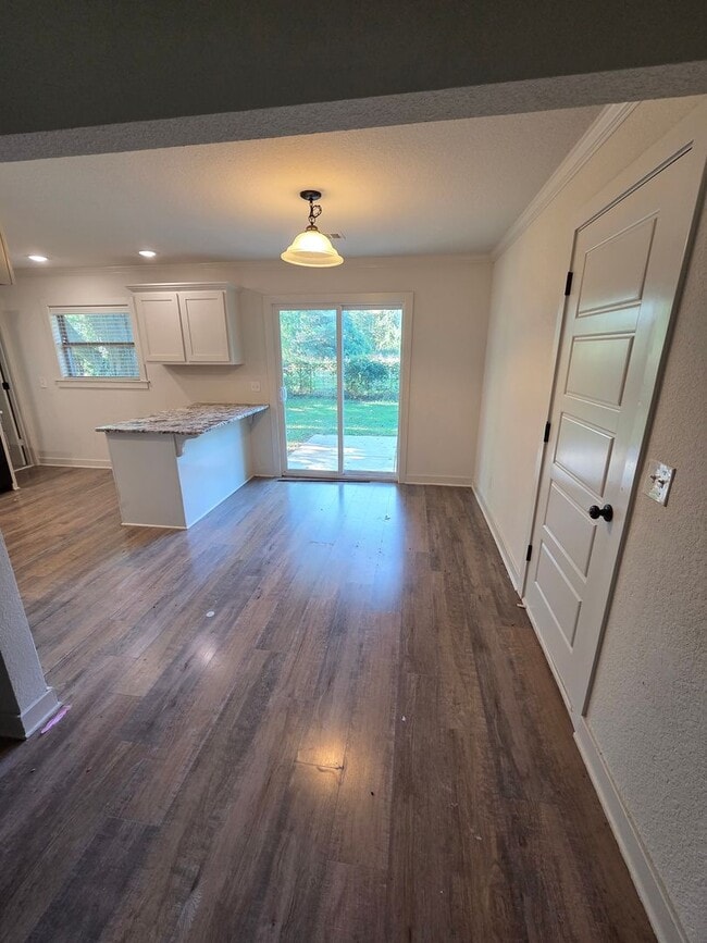 Building Photo - MUST SEE CHARMING HOME!