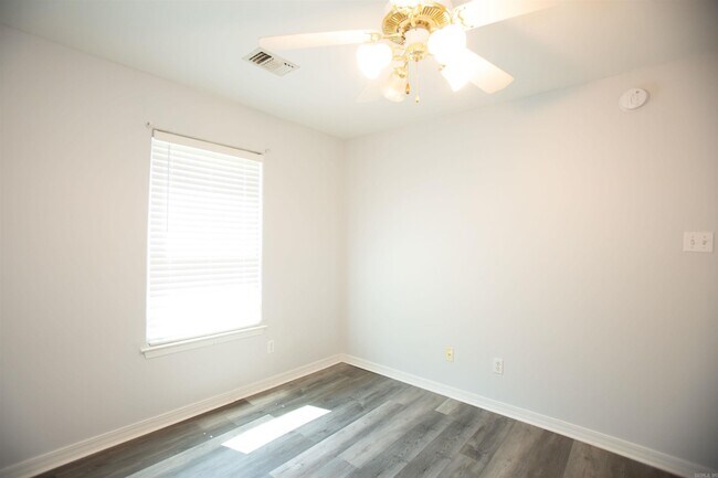 Building Photo - 104 Cotton Ln