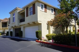 Building Photo - North Oaks Community - Spacious 3 Bedroom Townhome
