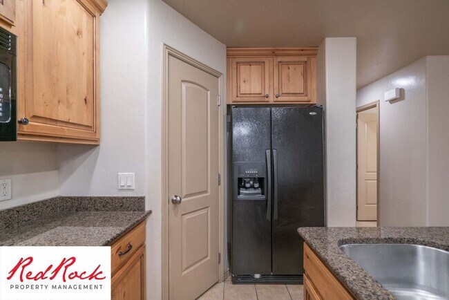 Building Photo - Beautiful 3 bedroom, 2.5 bathroom Townhome...