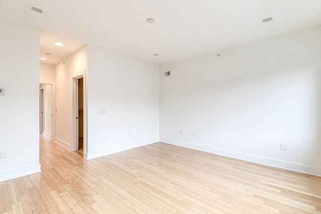 Building Photo - Northern Liberties Townhome with Parking!