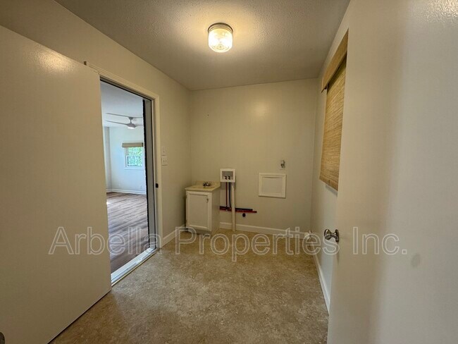Building Photo - 1713 Seward Dr