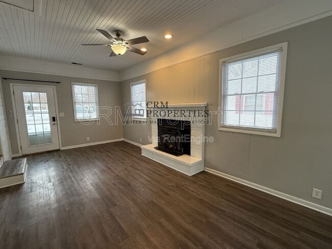 Building Photo - 513 James Dr