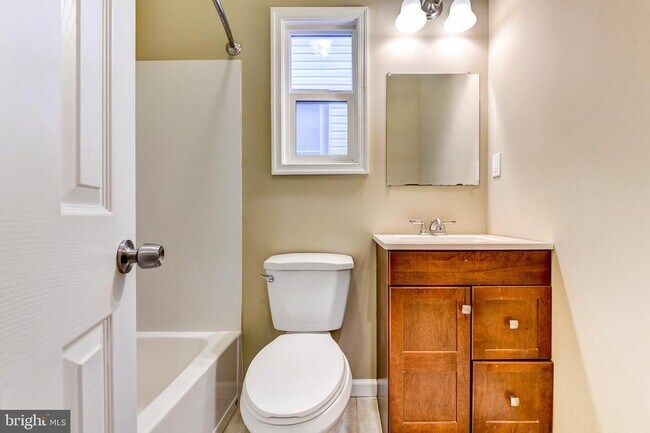 Building Photo - 737 Morton St NW