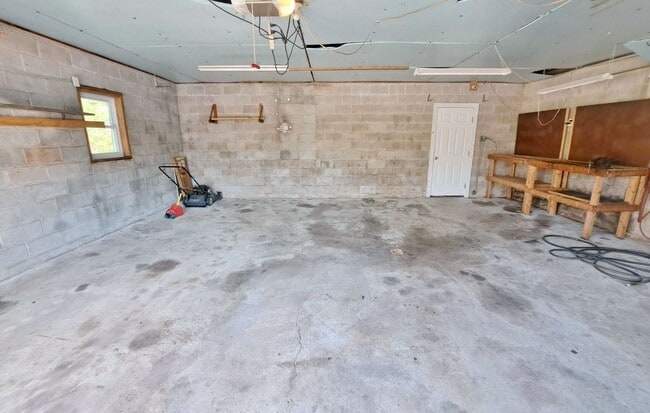 Building Photo - 3 Bed / 1-1/2 Bath Single Family Home