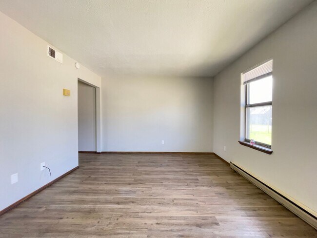 Building Photo - 2213 E Memorial Dr