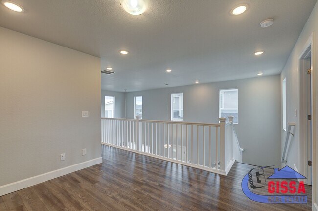 Building Photo - Beautiful, modern townhouse with primary b...